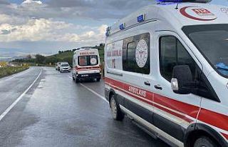 Tarlaya uçan otomobildeki 3 kişi yaralandı