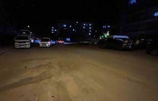 Tartışıp kovaladığı kişiyi bıçaklayıp kaçtı