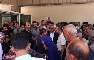 Taş ocağı işçilerinin yakınları hastane önünde...