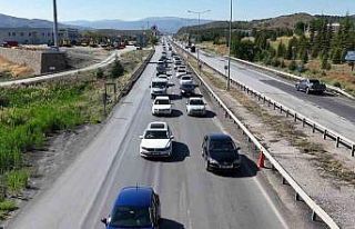 Tatilcilerin bayram yolcuğu sürüyor: 43 ilin geçiş...