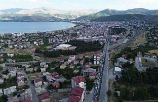 Tatvan’da kilometrelerce araç kuyruğu oluştu