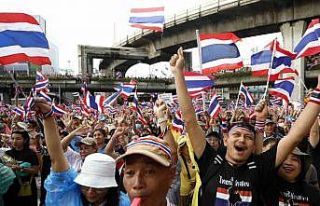 Tayland’da binlerce kişi Başbakan Shinawatra’nın...