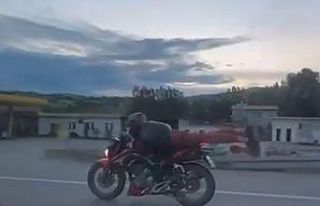 Tehlikeli akım, motosikleti yüzüstü yatarak sürdü