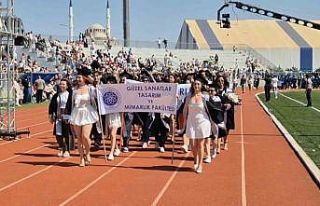 Tekirdağ Üniversitelilerin mezuniyet coşkusu renkli...