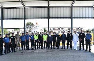 Tekirdağ Vali Vekili Güler görev başındaki polislerle...