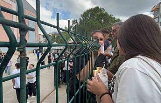 Tel örgü ardında sınav molası: Velilerden çocuklarına...