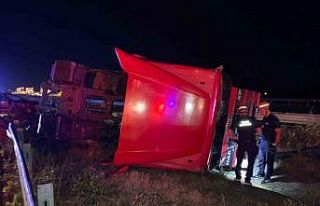 TEM Otoyolu’nda cip ile çarpışan tır, orta refüje...