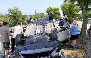 Ters dönen araçta sıkışan sürücüyü itfaiye...