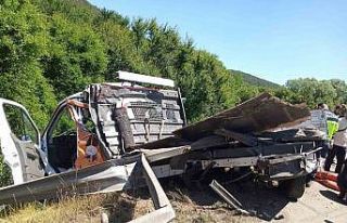 Tır, emniyet şeridindeki yol bakım aracına çarptı:...