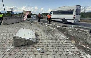 Tır, karayolları binasını teğet geçti: 1 tonluk...