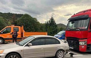 Tır otomobile arkadan çarptı, 2’i çocuk 3 kişi...