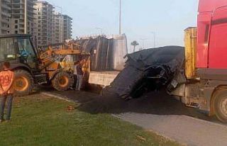 Tırdaki plastik ham madde yola saçıldı