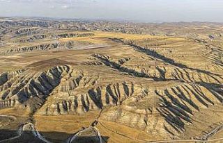 Toprağın renkleriyle şekillenen tepeler, kartpostallık...