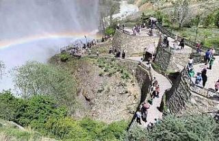 Tortum Şelalesi coştu, ziyaretçi akınına uğradı