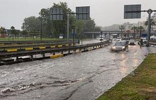 Trabzon şehir merkezi yağmura teslim oldu