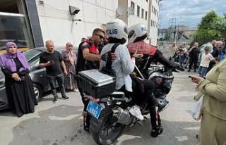 Trabzon’da LGS’ye geç kalan öğrencileri polisler...