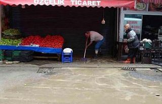 Trabzon’da sular çekilmeye, esnaf da temizliğe...