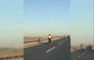 Trafikte motosiklete tutunarak ilerleyen patenli genç...