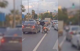 Trafikte tartışma büyüdü: Motosikletli sürücü...