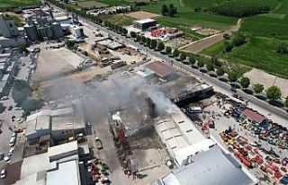 Traktör bayisinin deposundaki yangın havadan görüntülendi