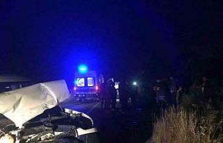 Traktör ile hafif ticari araç çarpıştı: 4 yaralı