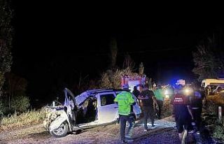 Traktör römorkuna çarpan cip hurdaya döndü: 2’si...