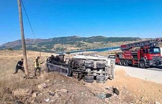 Tunceli’de kamyon devrildi, sürücü araçtan fırladı