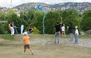 Uçurtmalar babalar için havalandı