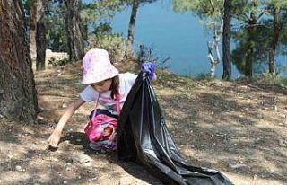 Uşak’ta minik eller gelecekleri için atık topladı