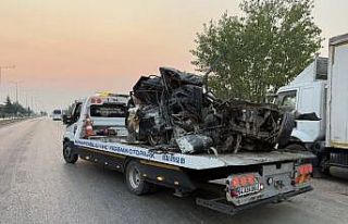 Uşak’ta otomobil park halindeki kamyona çarptı:1...