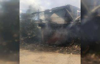 Uşak’ta yangında 3 ev zarar gördü