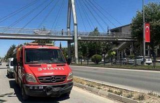 Üst geçidi kullanmayan şahıs demir korkulukta...