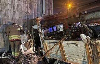 Üst geçit duvarına çarpan kamyondaki 2 kişi yaralandı