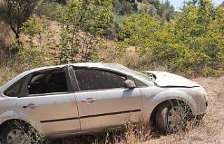 Uyuklayan sürücü eşinin ikazıyla panikleyip şarampole...