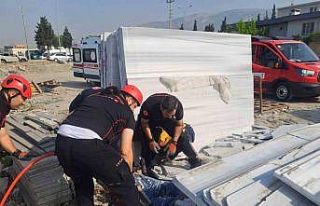 Üzerlerine mermer devrilen işçilerden biri hayatını...