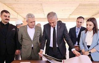 Vali Akkoyun, Mardin Çocuk Evleri Sitesi inşaatında...