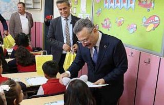 Vali Aksoy, öğrencilerin karne sevincine ortak oldu