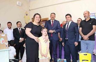 Vali Çelik, karne heyecanına ortak oldu