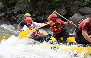 Vali Mustafa Çiftçi bu defa coşkun sularda rafting...