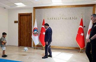 Vali ve emniyet müdürü şehit çocuğuyla futbol...