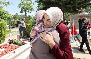 Vali Yiğitbaşı ve protokolden şehitlikleri bayram...