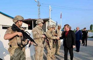 Validen görev başındaki personele bayram ziyareti