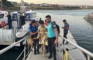 Van Gölü’nde akıntıya kapılan genç kurtarıldı