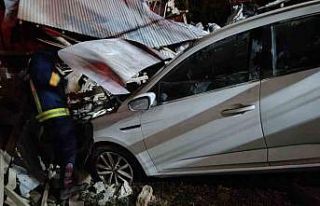 Van’da otomobil duvara çarptı: 1 yaralı