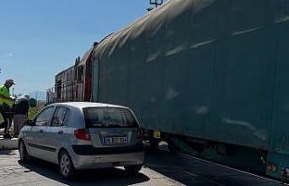 Van’da tren hemzemin geçitte otomobile çarptı:...