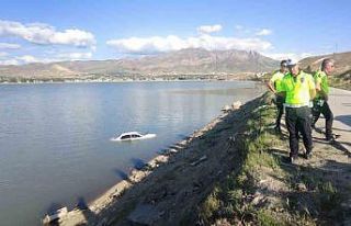 Van’da virajı alamayan otomobil Sıhke Göleyi’ne...