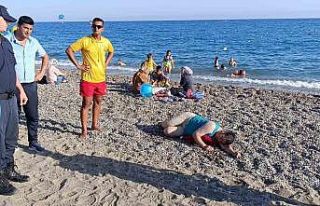 Vatandaşlar kurtardığı kadın boğulma tehlikesi...