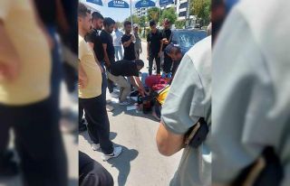 Vatandaşlar yerdeki yaralıyı güneşten korumak...