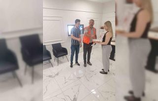 Vergi borcunu ödemeye gelen mükelleflere çikolatalı...