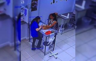 Veteriner kliniğinde köpeğini tedavi ettiren kadın...